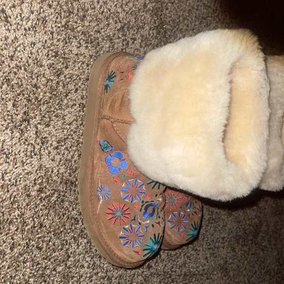 Embroidery Ugg Boots - Picture 2 of 4